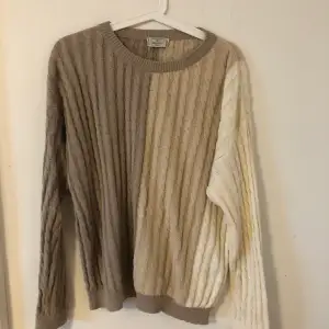 Sjukt snygg och unik stickad tröja från Valentino i olika nyanser av beige. Slim medium passform.