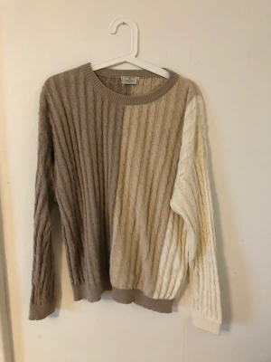 Valentino tröja - Sjukt snygg och unik stickad tröja från Valentino i olika nyanser av beige. Slim medium passform.