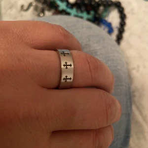 Ring med kors  - Ny ring i stål med kors st 15 