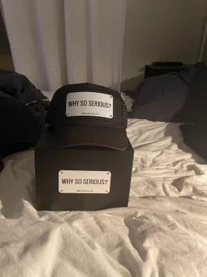 John hattar keps - John hattar keps väldigt bra skick nästan oanvänd Ny pris 1000.