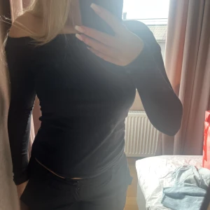 Off shoulder tröja  - Fin off shoulder tröja som passar både till fest och till vardags 🖤 Det är spegeln som är smutsig inte tröjan!!