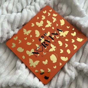 Anastasia Beverly Hills NORVINA - Säljer ögonskuggspalett från Anastasia (samarbete med NORVINA), använd fåtal gånger. Säljes pga färgerna inte passar in i mina sminkrutiner☺️ Passar dig som älskar smink!