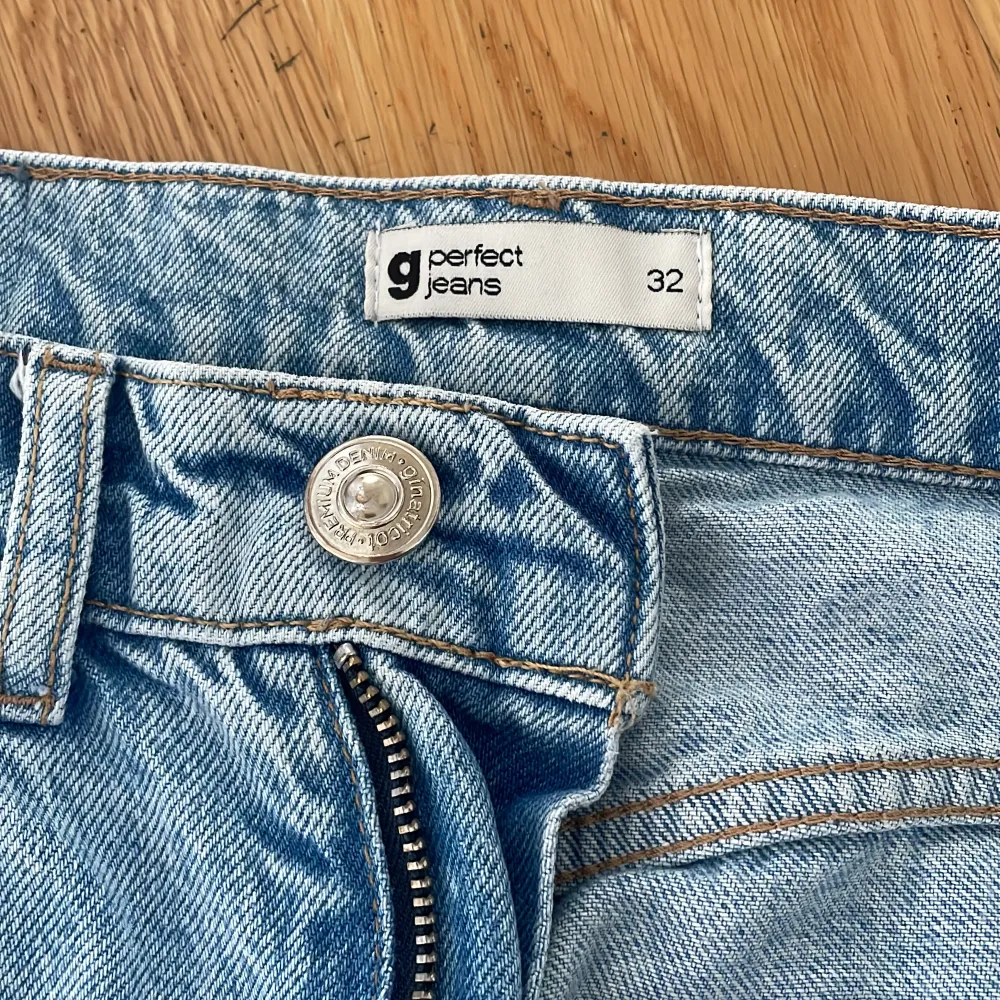 Högmidjade jeans från Gina tricot säljer då det inte längre är min stil! Pris går att diskuteras fråga om fler bilder! Innebenslängd-79cm Midjemått (rakt över)-32xm. Jeans & Byxor.