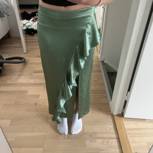 Kjol - Jätte fin kjol från zara! Storlek M men passar även s och xs. Helt ny därav prislappen kvar💕