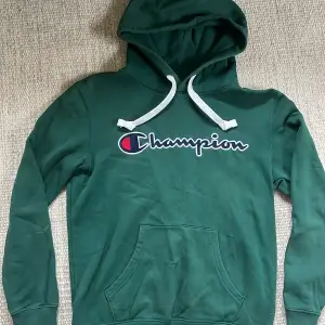 Grön Champion hoodie i mycket bra skick storlek S