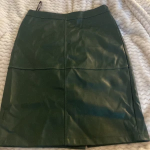 Skinn kjol - FRI FRAKT. Knälång grön skinn kjol. Jätte fin men kommer inte till användning. skriv för frågor 💕💕