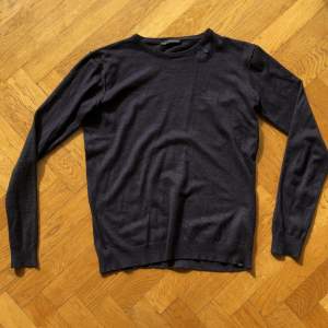 Säljer nu denna sjukt snygga och trendiga finstickade tröja från Daniele Alessandrini. Använd enbart ett få antal gånger. Skick 9,5/10  Nypris: ca 2300kr  Mitt pris: 299