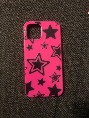 Y2K mobilskal med stjärnor - sjukt fint rosa mobil skal med stjärnor på. säljer eftersom att jag tyvär råka köpa fel storlek. 