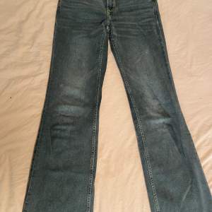 Jättesnygga Jeans från hm i strl 34. De är svåra att hitta på hemsidan! Jätte coola fickor med en ”vintage” detalj. Superbra skick/inget slitage❤️