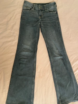 Ascoola jeans💘 - Jättesnygga Jeans från hm i strl 34. De är svåra att hitta på hemsidan! Jätte coola fickor med en ”vintage” detalj. Superbra skick/inget slitage❤️