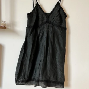 Miniklänning  - Aldrig använd, köpt second hand så har ett litet hål vid bysten. 