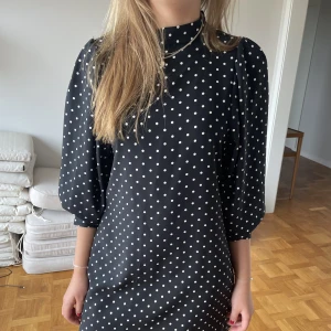 Klänning - Säljer min skit snygga zara klänning! Den är använd 1 gång, och säljer endast för att den inte kommer till tillräckligt mycket användning!