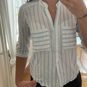 Skjorta  - Supersnygg skjorta som är jätteskön att ha på! Från Vero Moda i storlek XS!
