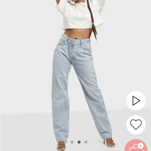Jeans - ljusa jeans, sitter oversized på mig som har 38 i jeans vanligtvis!! använda några gånger, men inga skavanker☺️ 