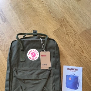 Fjällraven Kånken Väska - Army Green - Ny Kånken västa med en jätte fin färg