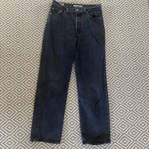 Jeans från Levis i storlek W29 L29. Är i modellen Ribcage straight. Fint skick.
