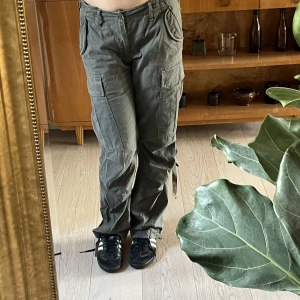 Cargo pants - Cargobyxor köpan second hand, är justerbara i midjan. Är en S och passar mig men passar mindre om man vill ha de lite mer loose