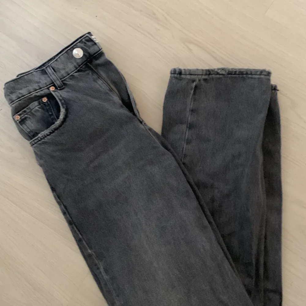 Säljer mina gråa jeans från Gina i storlek 36 då dom inte kommer till användning längre nypris 500kr!. Jeans & Byxor.