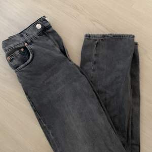 Säljer mina gråa jeans från Gina i storlek 36 då dom inte kommer till användning längre nypris 500kr!