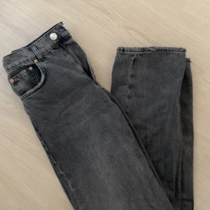 Grå jeans - Säljer mina gråa jeans från Gina i storlek 36 då dom inte kommer till användning längre nypris 500kr!