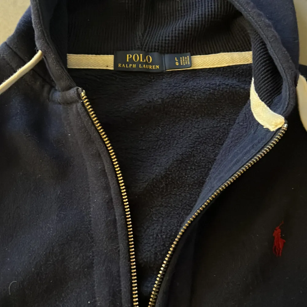 Säljer nu min Ralph Lauren hoodie till ett mycket bra pris! Den är i utmärkt skick och har används enbart ett fåtal gånger.  Org pris: 1100, mitt pris:420 Hör av er vid frågor!. Hoodies.