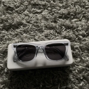 Chimi solglasögon  - Säljer nu mina chimis! 💕Dom är använda få gånger och helt oskadade, i modell 07 grey. Nypris 1250kr säljer för 800kr exklusive frakt, då dom är helt oskadade och du får med alla fodral till den, pris kan dikuteras vid snabb affär!💕