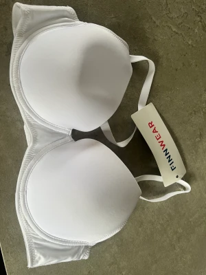 Ny bh Pierre Robert 80B  - Vit bh, helt ny från Pierre Robert, strl 80B. 
