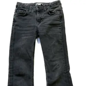 Ett grå bootcut jeans från Gina Tricot!