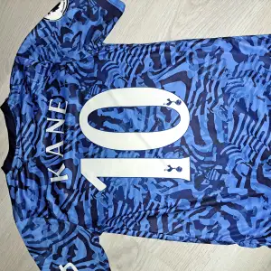 Tottenham 3 kit blå med design aldrig använd helt ny skick spelare harry kane ny pris:879 på unisport. Priset kan diskuteras