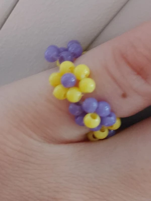 Ring - En söt blommring gjort av lila och gula pärlor. 