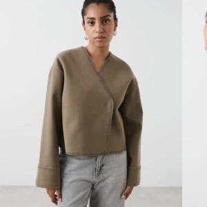 Blanket stitch jacket  - Den populära jackan från gina säljer jag nu i storlek XS, aldrig använd och pris kan diskuteras 
