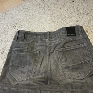 Lågmidjade jeans - Säljer dessa lågmidjade jeans då dom är för små för mig. Det är storlek 28 och är straightleg. Skriv för fler bilder, mått eller frågor💕
