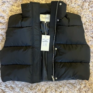 Svart väst - Säljer denna superfina väst! Helt oanvänd och därav i väldigt fint skick, original priset ligger på 899 kr. Skriv för mer info och bilder💓
