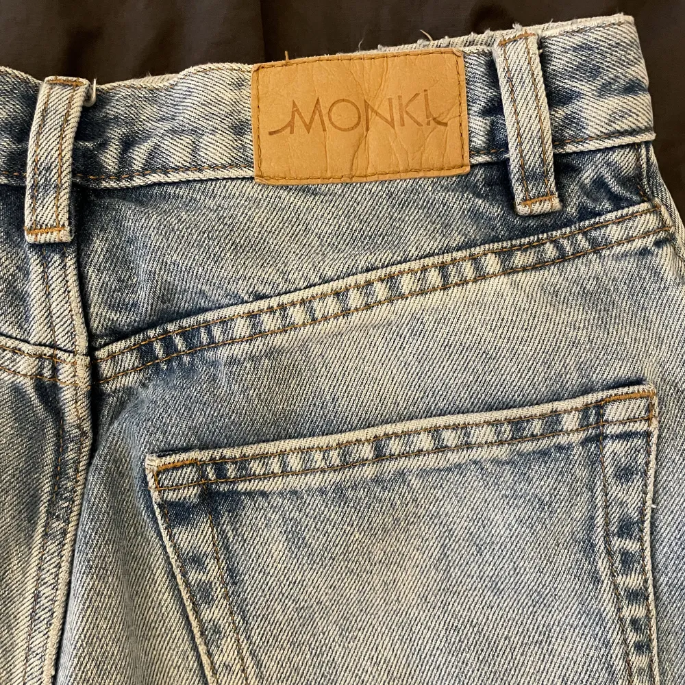 Sjukt sköna jeans från Monki i modellen ”Yoko”. Sitter relativt bra på mig som är 160, (lite långa). . Jeans & Byxor.