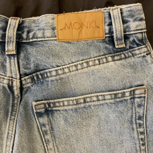 Jeans  - Sjukt sköna jeans från Monki i modellen ”Yoko”. Sitter relativt bra på mig som är 160, (lite långa). 