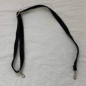 Axelrem - Svart axelrem som inte kommer till användning. Längden går att justera som man vill. Kom gärna med prisförslag 💕