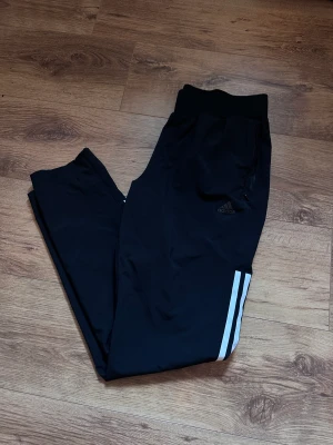 Träningsbyxor  - Helt nya och oanvända träningsbyxor från Adidas i storlek M/L.   Rensar ur min garderob från en hel del oanvända kläder🌼 Kika och se om du ser något mer i min profil som du gillar så skickar jag med det till dig också!😊 Fler kläder kommer! 