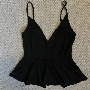 Topp - Fin topp med djup vringning baktill.