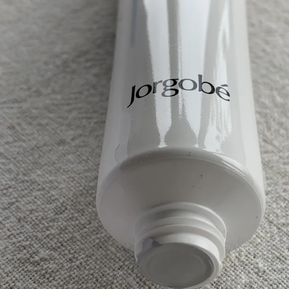 Obruten förpackning, nypris 285 kr.   Säljer denna AHA-peeling från kvalitetsmärken Jorgobé för 2/3 av normalpris! Passar dig med acne, pigmentfläckar och stora porer som du vill göra mindre synliga 💖. Övrigt.