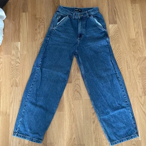 ett par feta route One baggy jeans - Jag säljer ett par feta baggy byxor från route one. Som ny pris går för 700kr. Median är 26 och längden är typ 31-32.