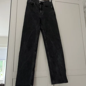 Gråa jeans från Carin Wester  - High-waisted raka jeans från Carin Wester i grått. Är i väldigt fint skick😊