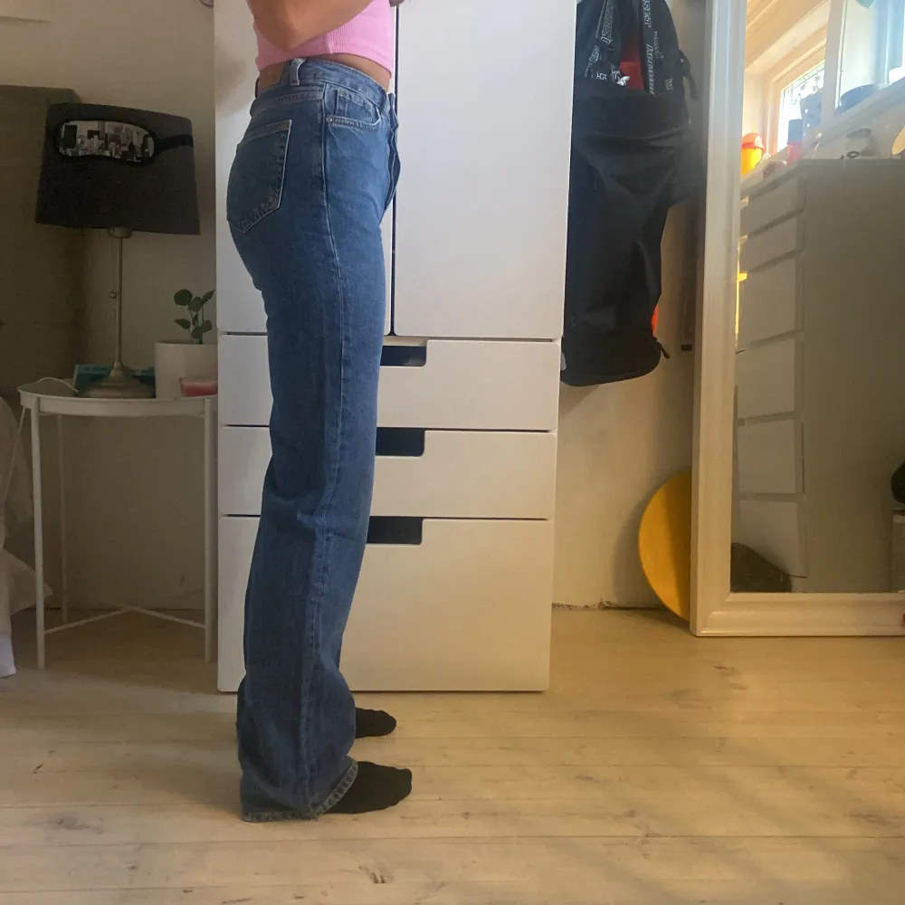 från bik bok och är aldrig använda pågrund av att dom inte kommit till användning 💕💕 pris kan diskuteras och frakten är inte inblandad och dom är som storlek 32💕💕. Jeans & Byxor.