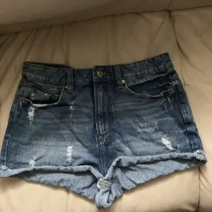 Sjukt fina jeans shorts som tyvärr inte passar mig längre🌸Dem är i storlek 38 och midwaist!