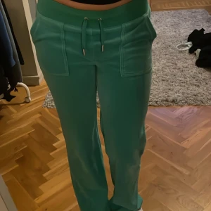 Juicy Couture byxor - Gröna Juicy Couture byxor. Superfina och i bra skick.