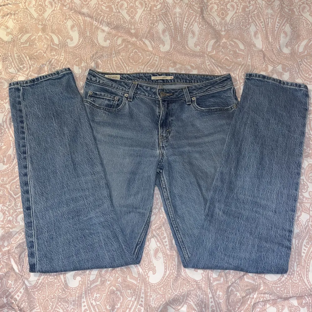 Säljer då dem inte kommer till användning. De är Low waist.Det är Levis jeans. Modellen heter ”LOW PITCH STRAGHT”.De har små hål vid fickorna men jag har strukit på lappar som gör att det inte syns. Köpte dessa på jeansbolaget för 1200 säljer för 520. Jeans & Byxor.