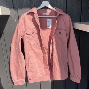 Jeansjacka  - Rosa jeansjacka från hm, barnstolen men passar xs/s oxå