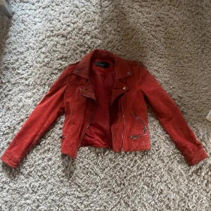 Röd jacka - Skitsnygg röd jacka från veromoda🙌🏼 Kommer inte längre till användning😖 Hör av dig om du har några frågor!❤️