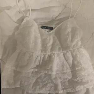Vitt blommigt linne  - Säljer en vit blommig topp från Shein som aldrig har använts i strl M/38 men är ganska liten för storleken🤍Har dragkedja på ena sidan! Köptes i somras för ungefär 120kr men säljer för 60kr 💓