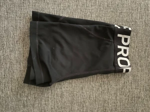 Nike PRO till salu - Fina Nike pro shorts jätte sköna att ha på sig när som helst och passar dem flesta ⭐️💝