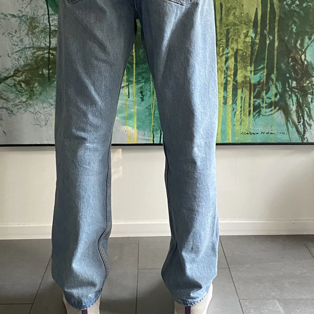 Ett par Weekday Space jeans pågrun utav att dem inte längre används. Jeansen är i nyskick och finns inga tecken på användning. Köparen står för fraktkostnad. Jag är 186. Jeans & Byxor.